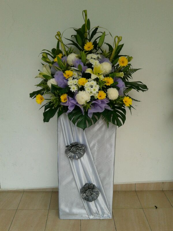Peacefully Wreath CW - 125