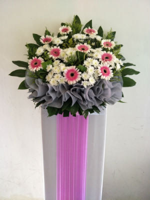 Embrace Wreath CW - 40