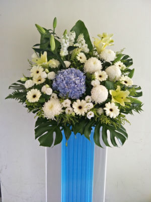 Embracing Wreath CW - 41