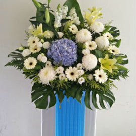 Embracing Wreath CW - 41